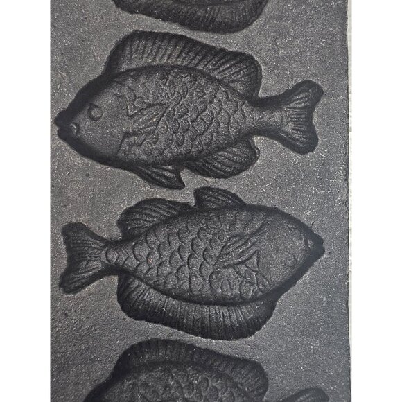 Lodge Cast Iron Perch Fish Cornbread Muffin Hushpuppy Mold Pan 5PP2 Discontinued - Picture 3 of 8